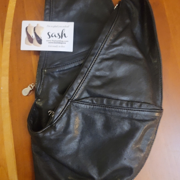 Sash bag - Leather. Clean. Black. Plenty of pockets! - Picture 3 of 4